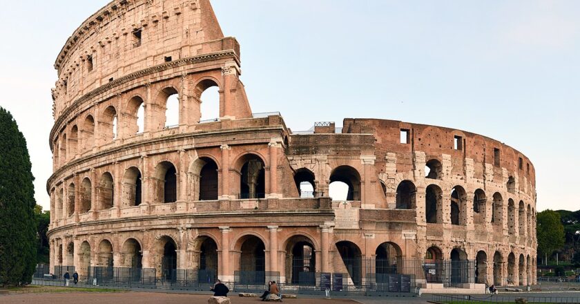 SAI PERCHE’…il Colosseo non è crollato tutto ma solo per metà?