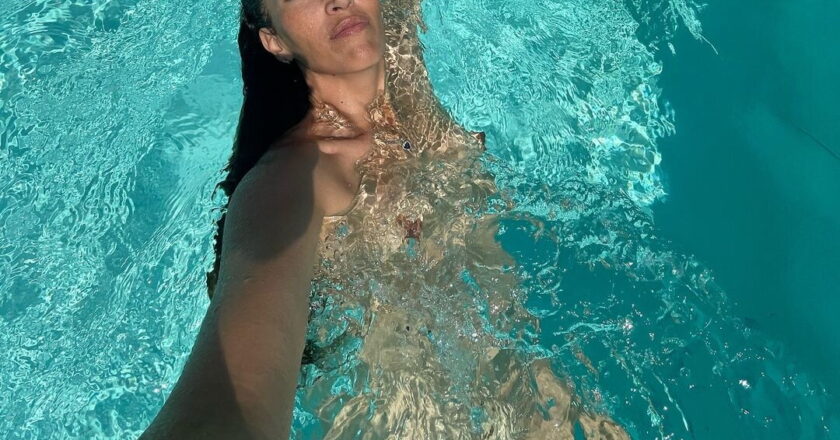 Nina Zilli Scatena i Follower con le foto nuda in piscina: “Sono Nuda ma non si Vede Niente”
