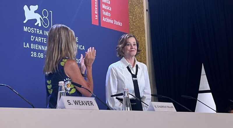 Sigourney Weaver a Venezia “Elettrizzata dalla candidatura di Kamala”