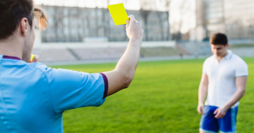 SAI PERCHE’…i cartellini degli arbitri da calcio sono gialli e rossi?