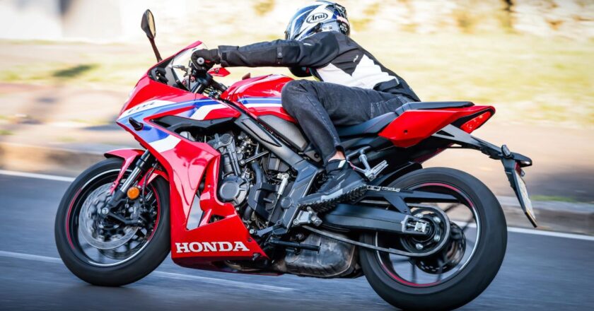 PROVA DI DURATA HONDA CBR650R, PUNTATA 2: I SEGRETI DELLA E-CLUTCH