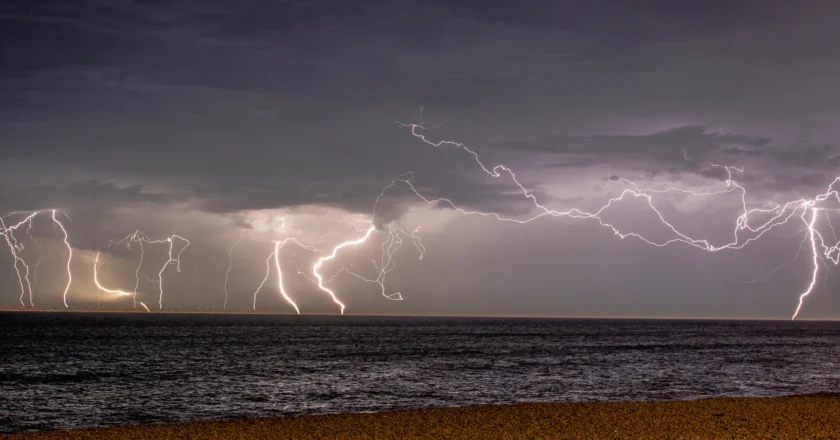 Cosa succede se un fulmine colpisce il mare?