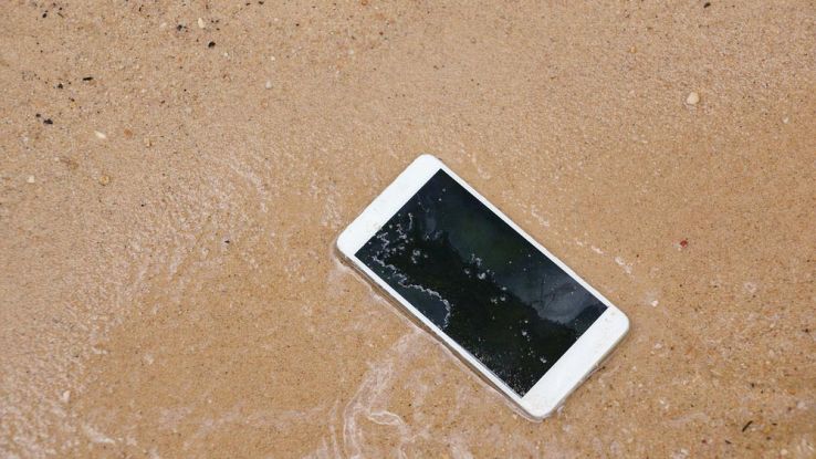 COSA FARE SE…il telefono cade in mare