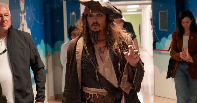 Johnny Depp incanta i bambini in Ospedale con il suo iconico personaggio