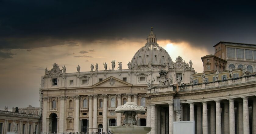 Chiesa e potere: chi ha il controllo?