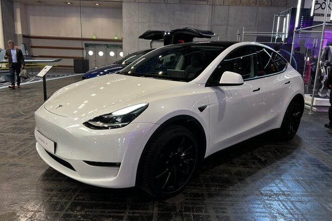 Tesla Model Y a 7 Posti Arriva in Italia: Maggiore Spazio e Versatilità