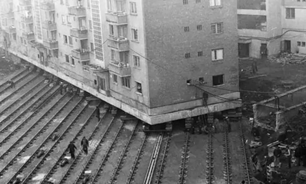 SAI CHE… Negli Anni ’80 in Romania è stato spostato un intero Condominio?