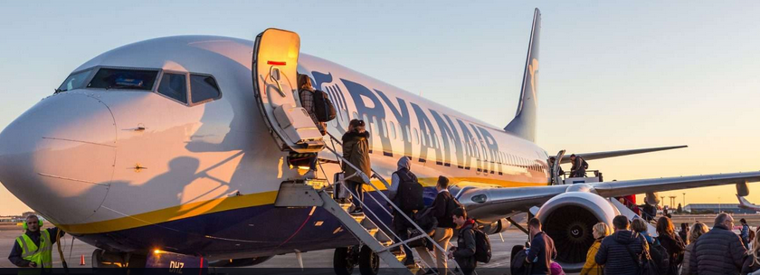 Ryanair abolisce il check-in tradizionale per la tecnologia: solo digitale entro il 2025