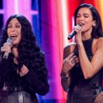 Dua Lipa e Cher incantano la Rock & Roll Hall of Fame con un duetto indimenticabile