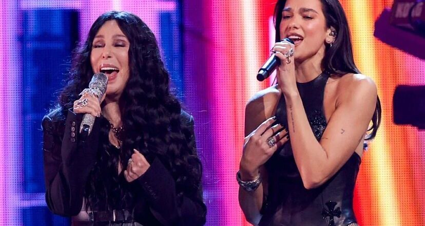 Dua Lipa e Cher incantano la Rock & Roll Hall of Fame con un duetto indimenticabile