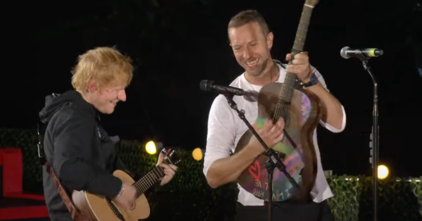 Ed Sheeran e il frontman dei Coldplay Chris Martin si sono esibiti insieme a sorpresa