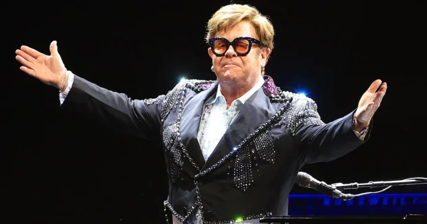 Musica | Elton John fa il conto delle parti del corpo che gli sono state rimosse o sostituite da protesi, di certo non ha perso il senso dell’umorismo!