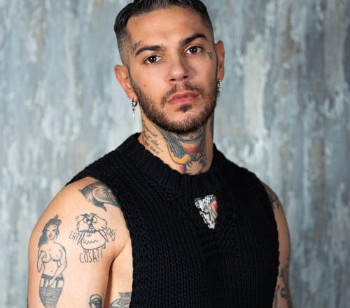 Operazione “Doppia curva”: perquisita la casa di Emis Killa, trovate armi e contanti