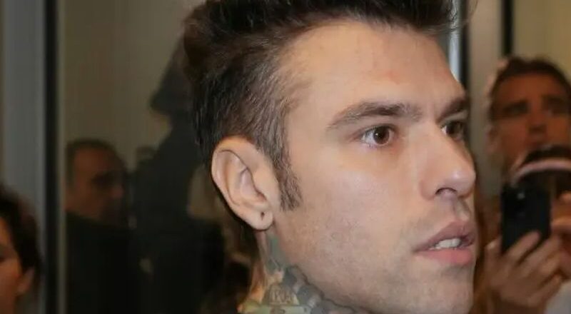 Fedez minaccia Staffelli: “Adesso paghi con una bella querela!”. Ecco cosa è successo