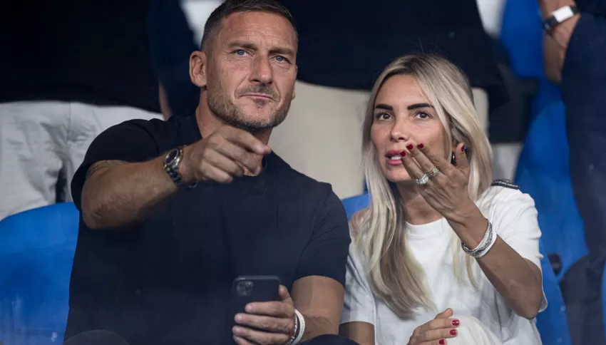 Francesco Totti canta e balla e la compagna Noemi Bocchi filma tutto e posta nelle storie social