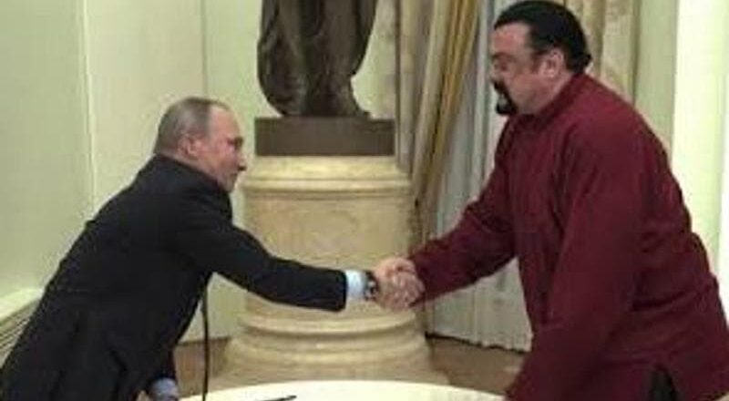 Steven Seagal Ribadisce la Sua Fedeltà a Putin nel Documentario ‘In Nome della Giustizia