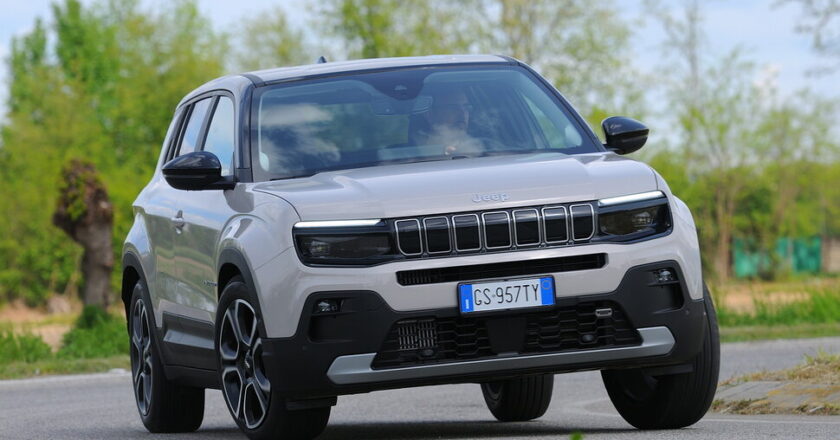 Jeep Avenger Ibrida: un’auto compatta e confortevole