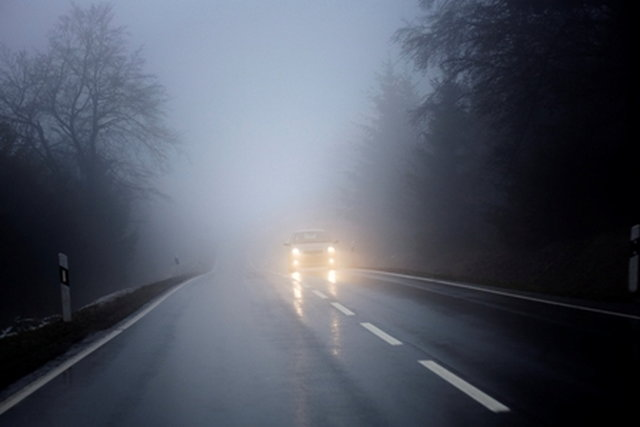 Come guidare con la nebbia in sicurezza