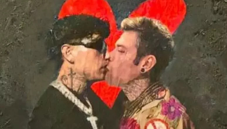 Fedez e Tony Effe sorpresi a baciarsi in un murale di TvBoy a Milano