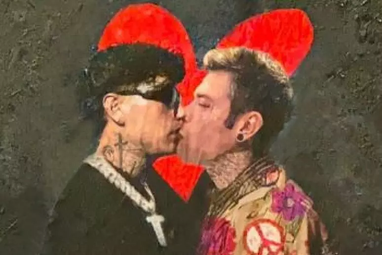 Fedez e Tony Effe sorpresi a baciarsi in un murale di TvBoy a Milano