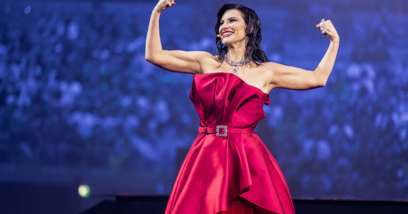 Laura Pausini interrompe il concerto per fermare una rissa tra fan